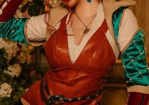 Alina Becker春丽的原图中，那个角度真的是……我要怎么形容？